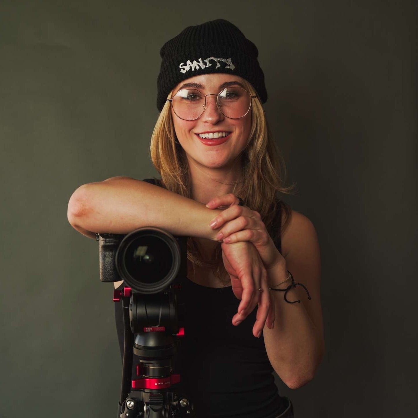 BLACK ESSENTIAL BEANIE